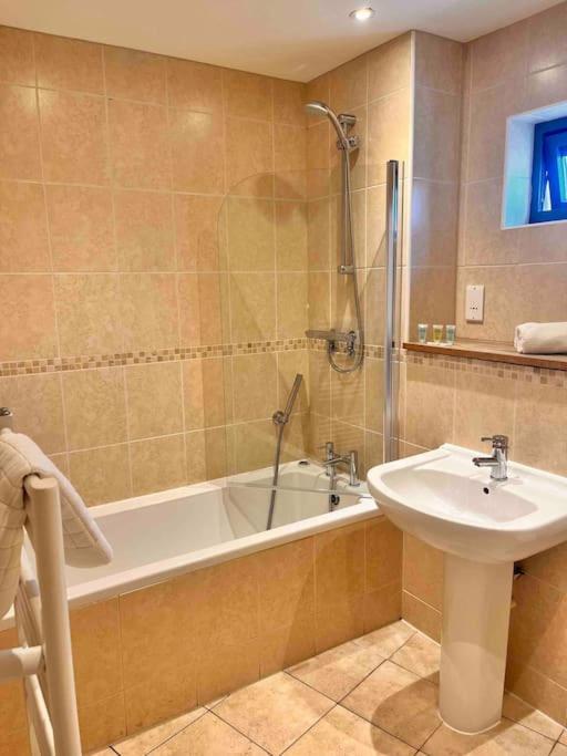2Bed With Pool & Sea View Apartment New Quay Exteriér fotografie